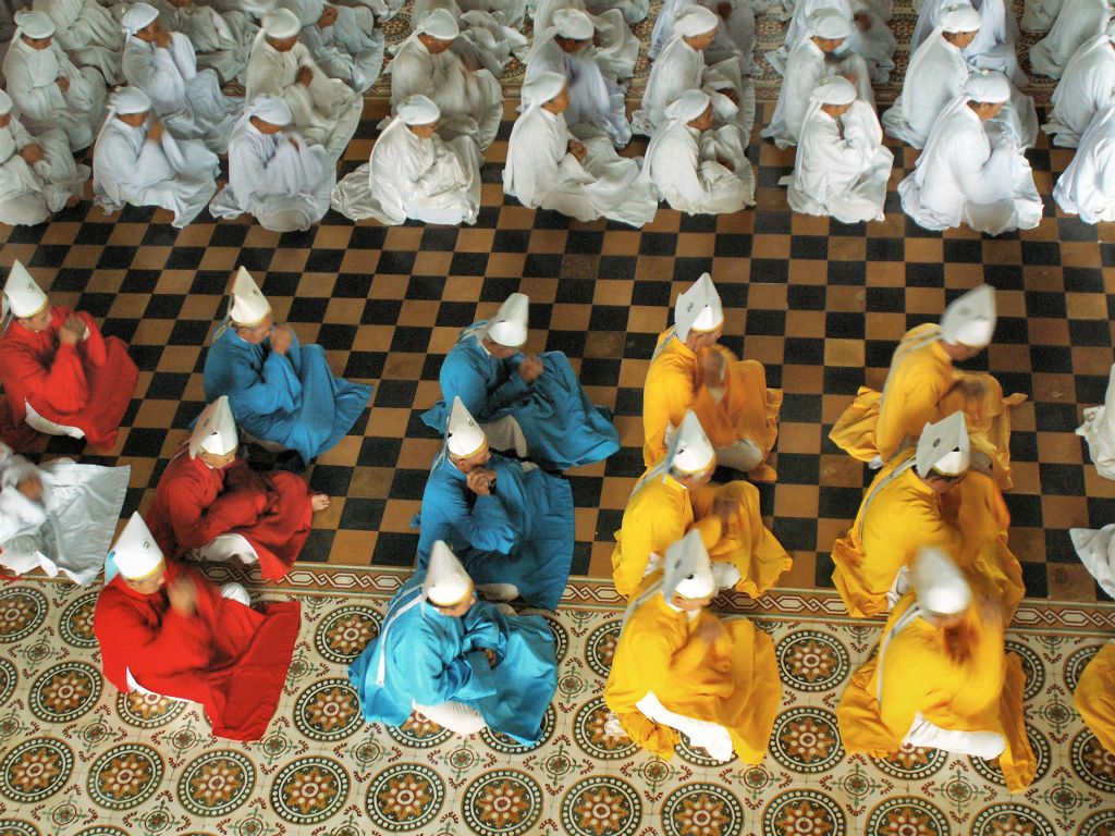 TAY NINH - enkele heiligen en gelovigen in de Cao Dai tempel