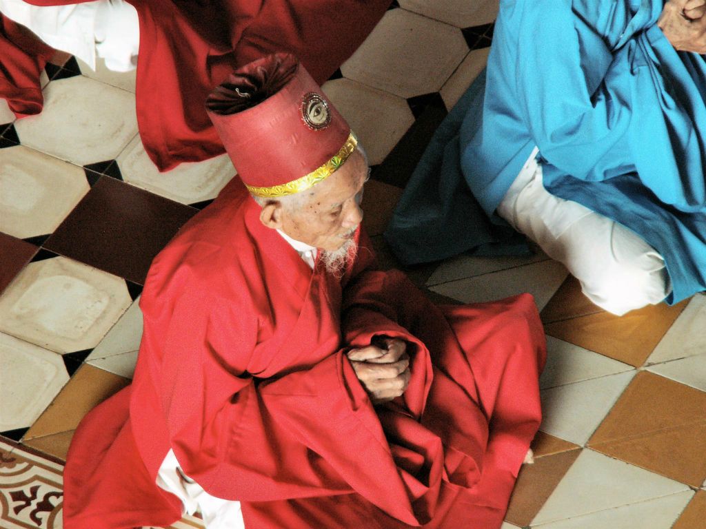 TAY NINH - een heilige in de Cao Dai tempel