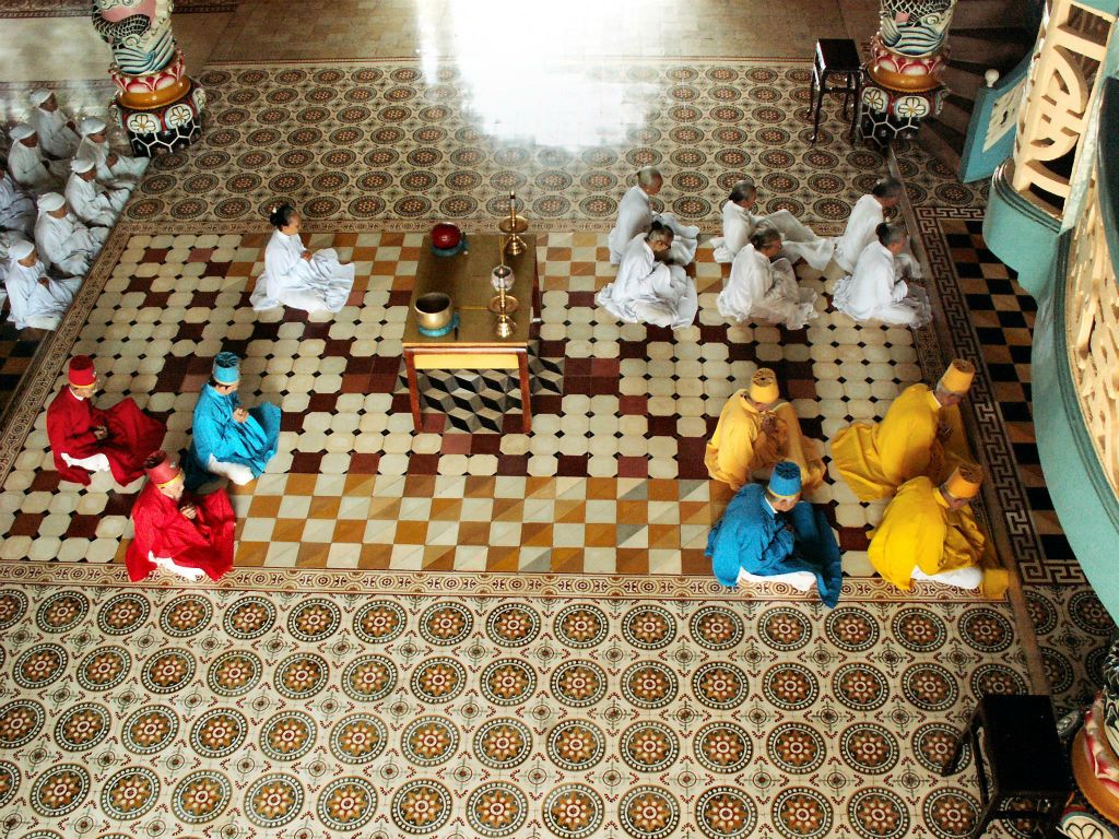 TAY NINH - enkele heiligen en gelovigen in de Cao Dai tempel