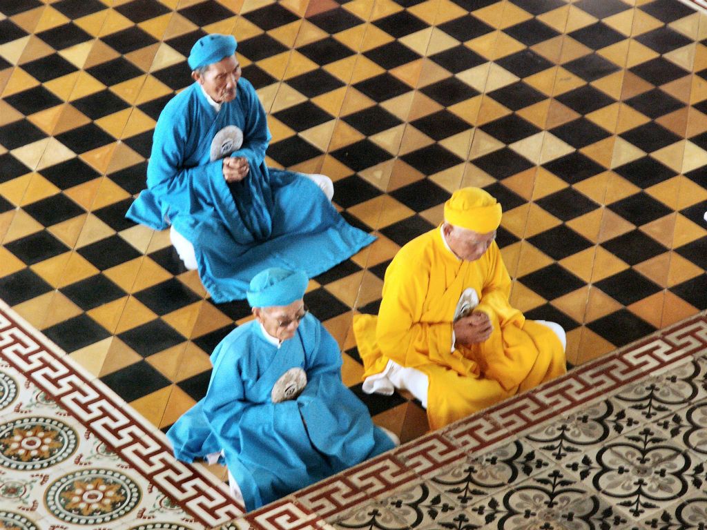 TAY NINH - enkele gelovigen in de Cao Dai tempel
