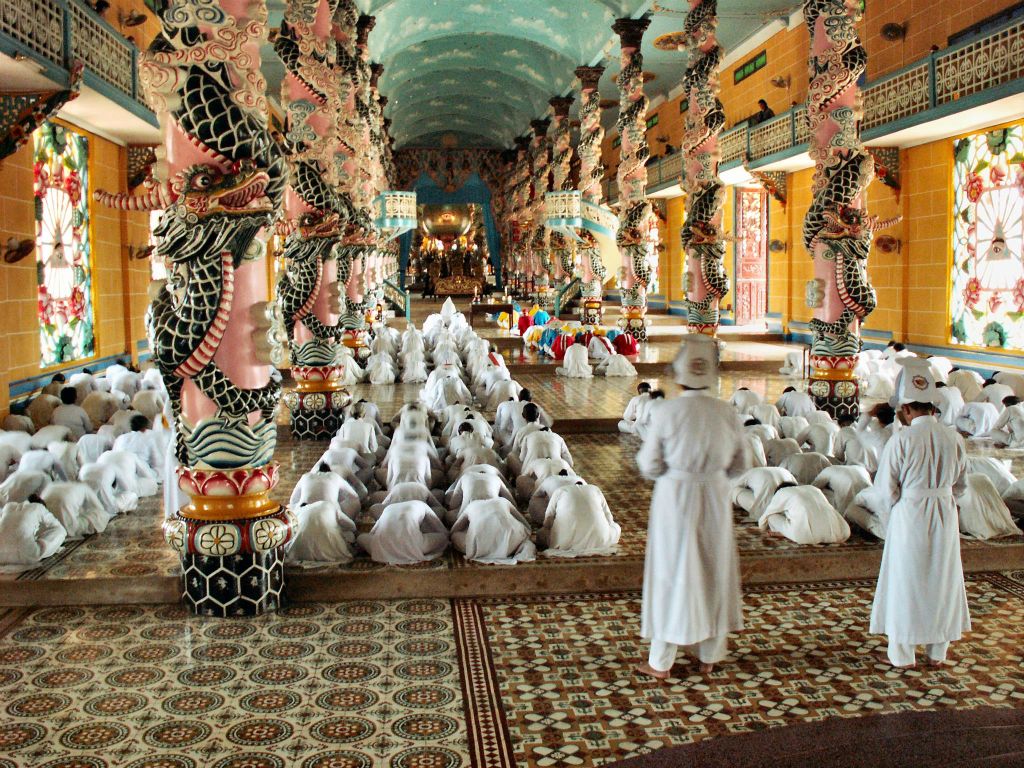 TAY NINH - enkele heiligen en gelovigen in de Cao Dai tempel