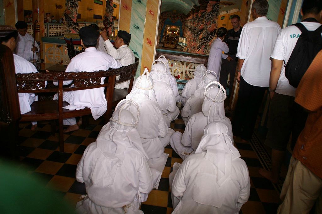 TAY NINH - enkele gelovigen in de Cao Dai tempel