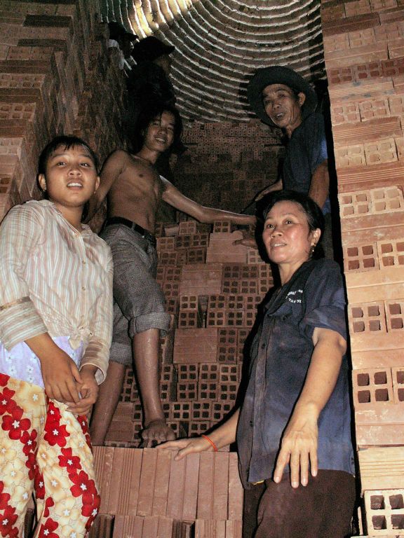 TAY NINH -> SAIGON - mensen in een oven van een baksteenfabriek