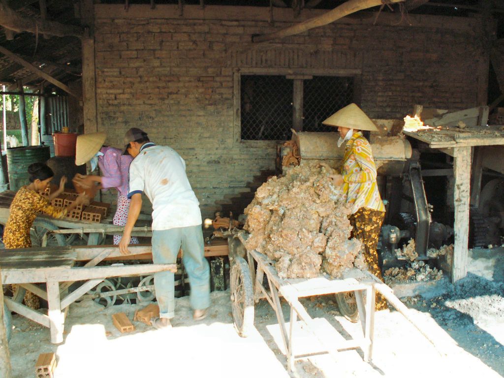 TAY NINH -> SAIGON - een baksteenmachine bij een baksteenfabriek