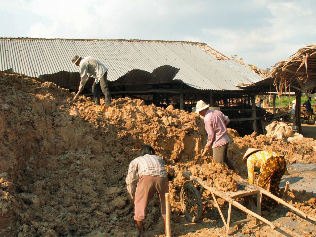 TAY NINH -> SAIGON - het opscheppen van klei bij een baksteenfabriek