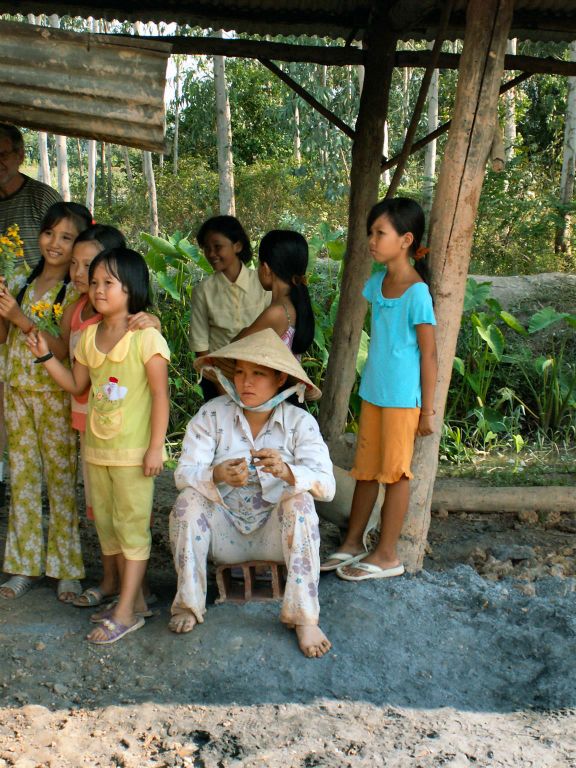 TAY NINH -> SAIGON - enkele kinderen bij een baksteenfabriek