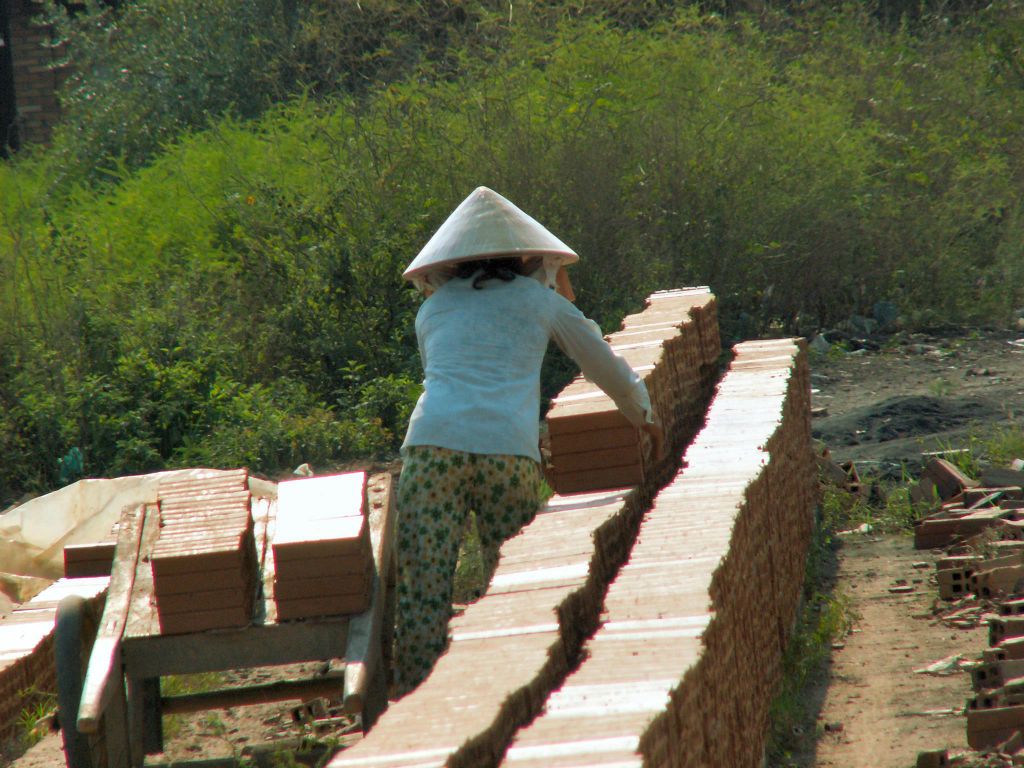 TAY NINH -> SAIGON - het laten drogen van stenen bij een baksteenfabriek