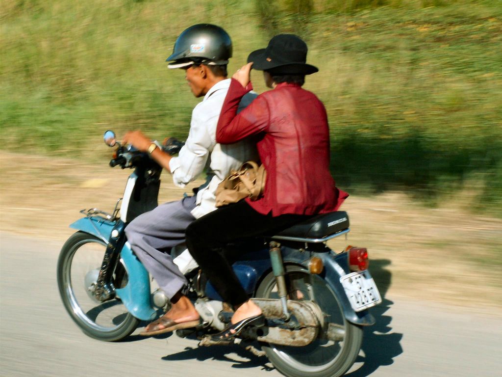 SAIGON -> CAN THO - twee mensen op een brommer
