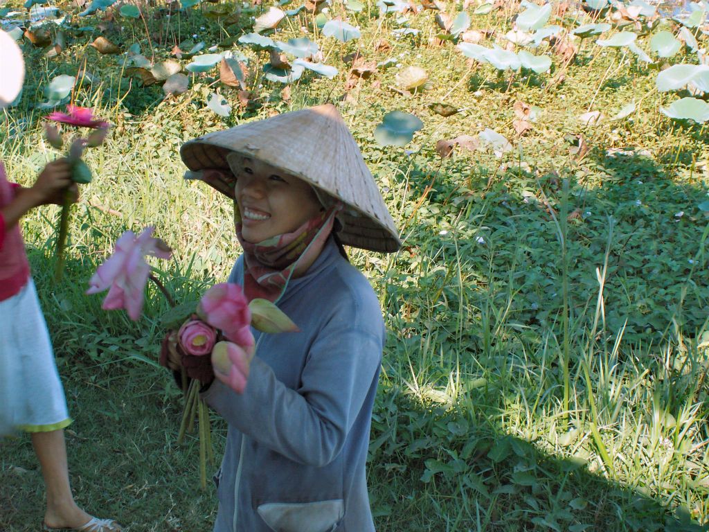 SAIGON -> CAN THO - een waterbloem verkoopster