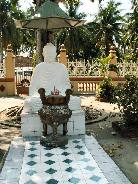SAIGON -> CAN THO - een beeld bij de My Tho de Vinh Trang pagoda