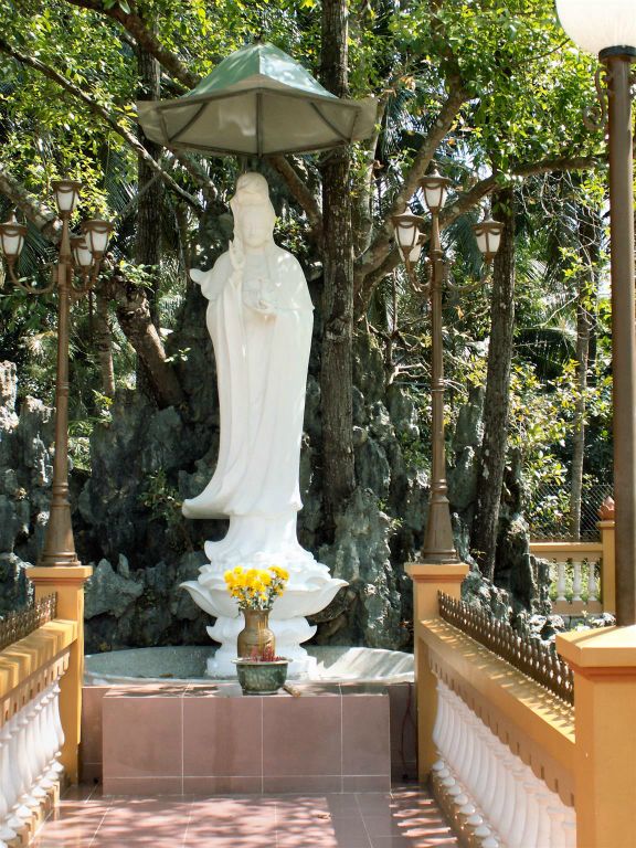 SAIGON -> CAN THO - een beeld bij de My Tho de Vinh Trang pagoda
