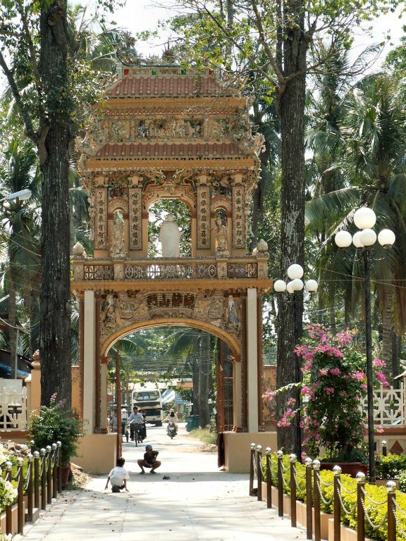 SAIGON -> CAN THO - een poort bij de My Tho de Vinh Trang pagoda