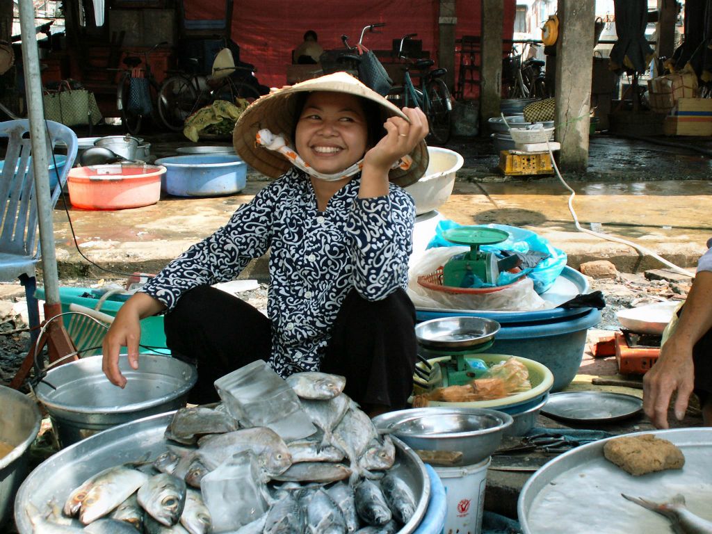 SAIGON -> CAN THO - een viskraam op een markt