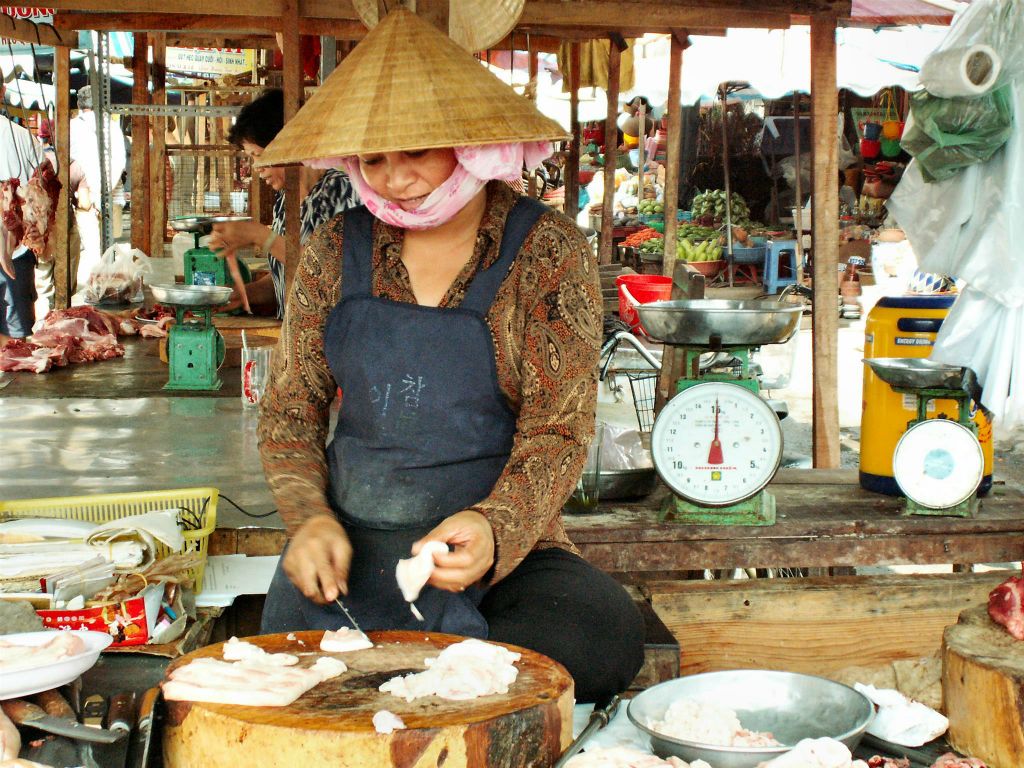 SAIGON -> CAN THO - een vleeskraam op een markt