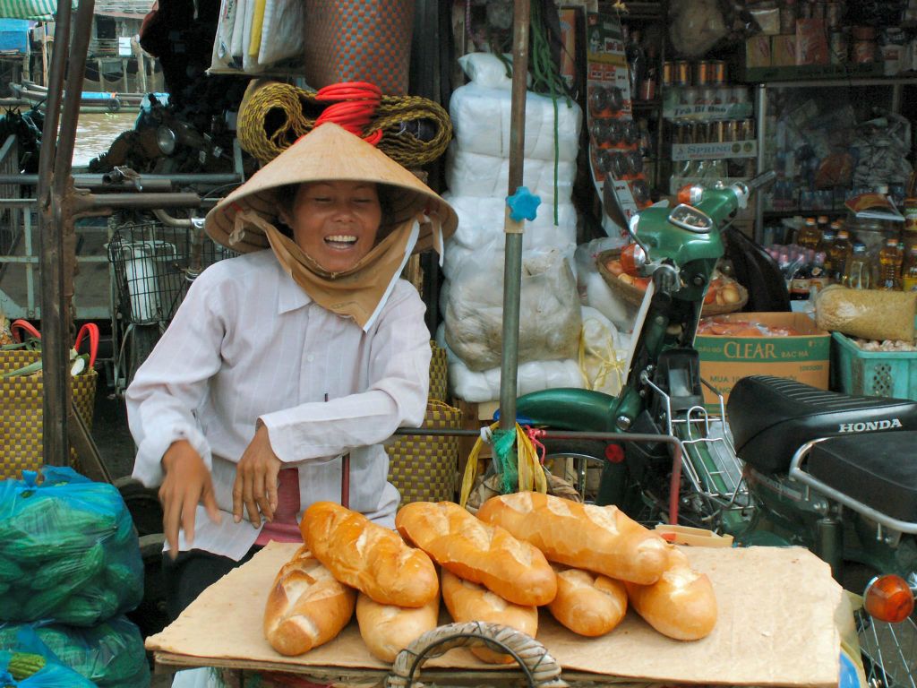 SAIGON -> CAN THO - de verkoop van brood op een markt