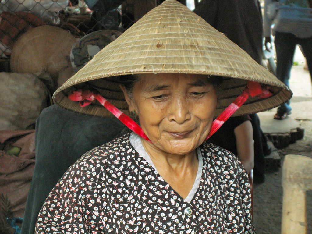 SAIGON -> CAN THO - een oudere vrouw op een markt