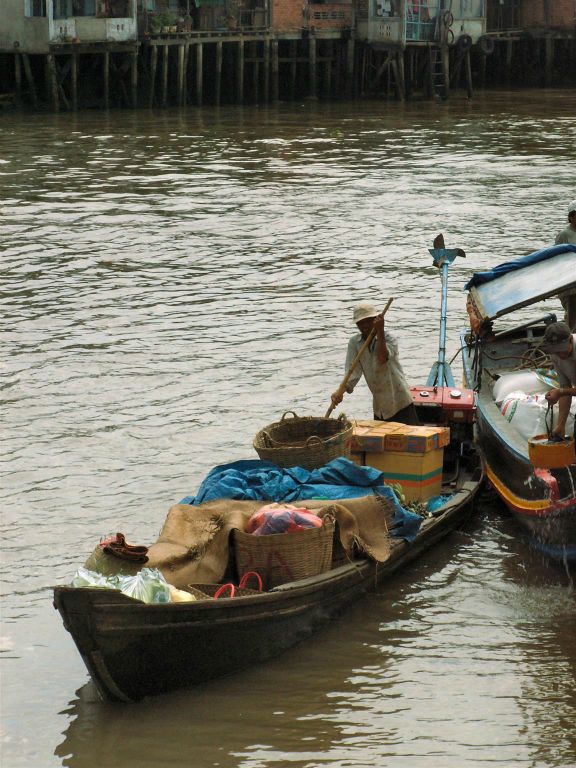 SAIGON -> CAN THO - een man met een boot