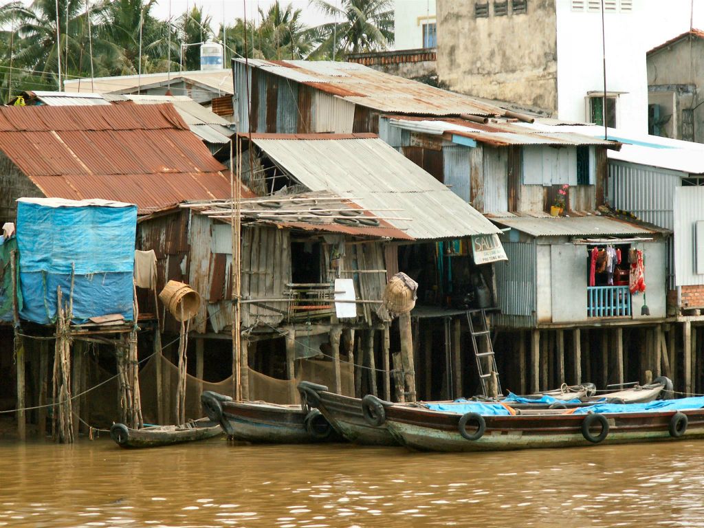 SAIGON -> CAN THO - enkele paalwoningen