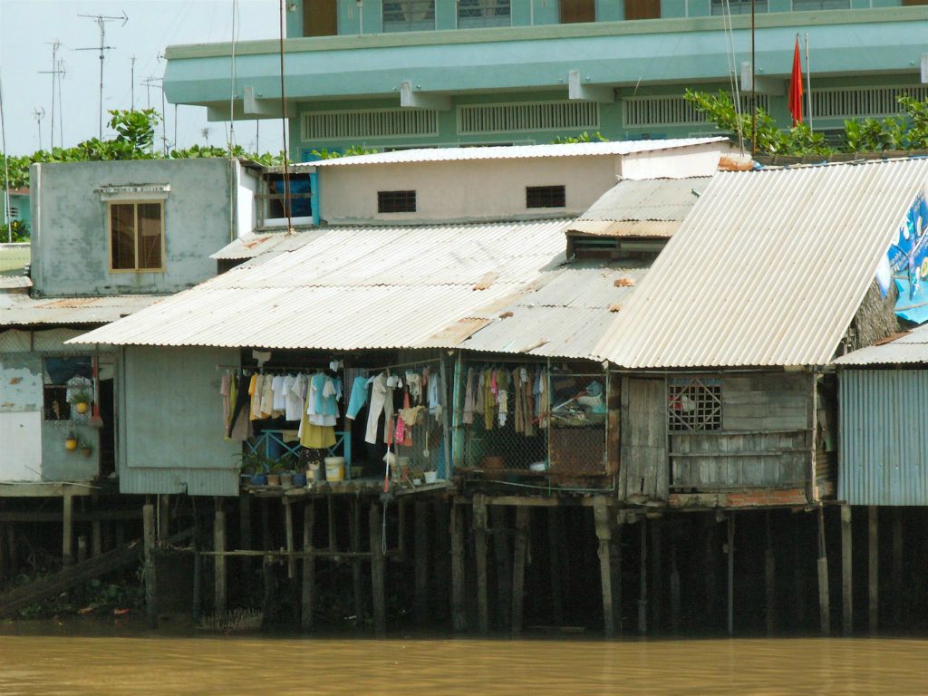 SAIGON -> CAN THO - enkele paalwoningen