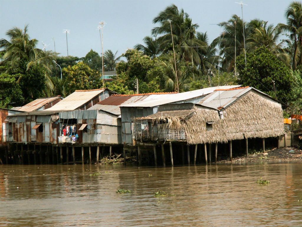 SAIGON -> CAN THO - enkele paalwoningen