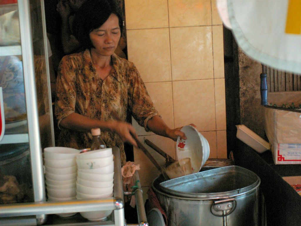 SAIGON -> CAN THO - een vrouw die voor de noodle soep zorgt