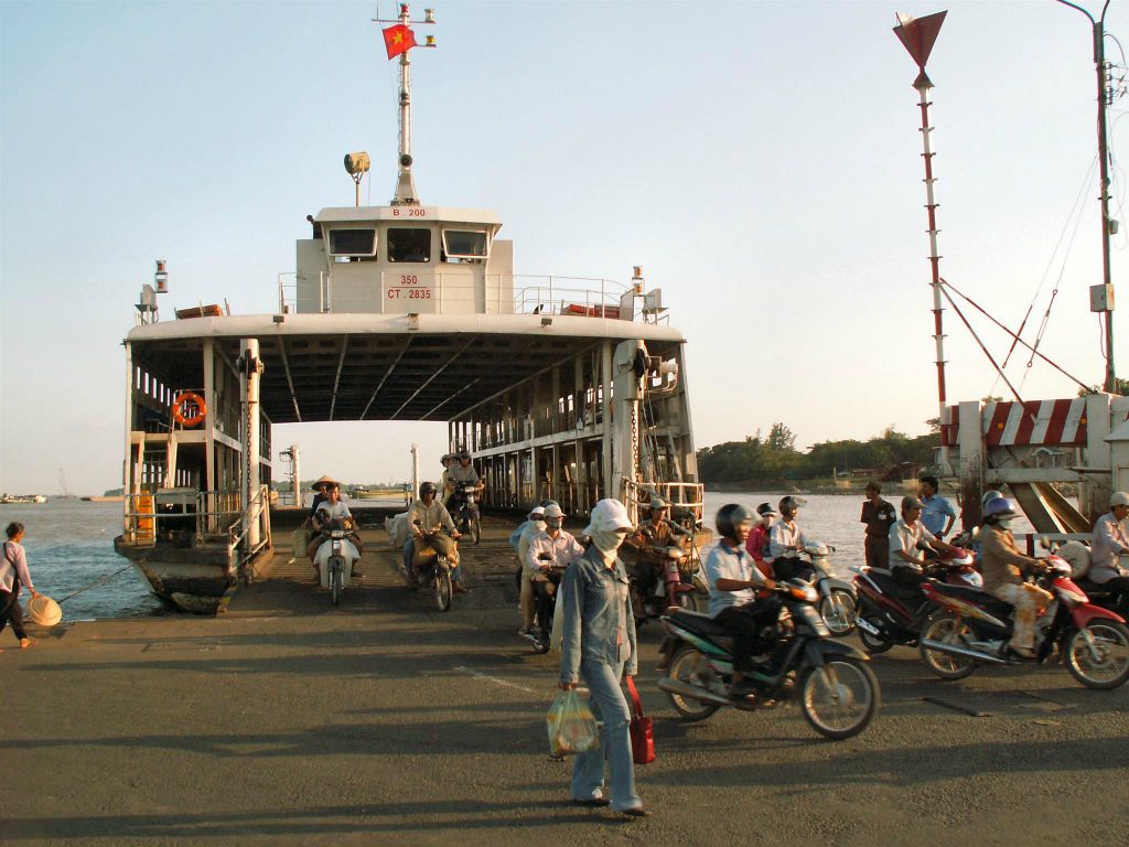 SAIGON -> CAN THO - het verlaten van een veerboot