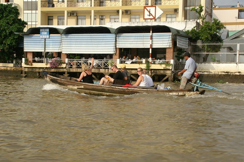 CAN THO - Carlos en groepsgenoten in een boot