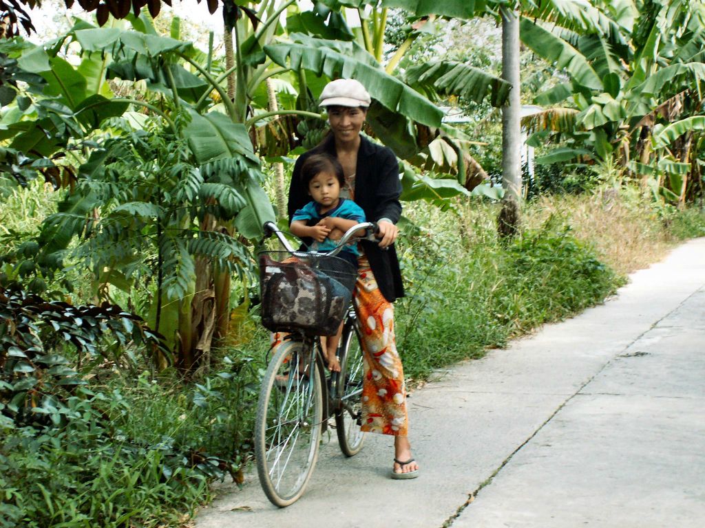 CAN THO - een moeder met kind op een fiets