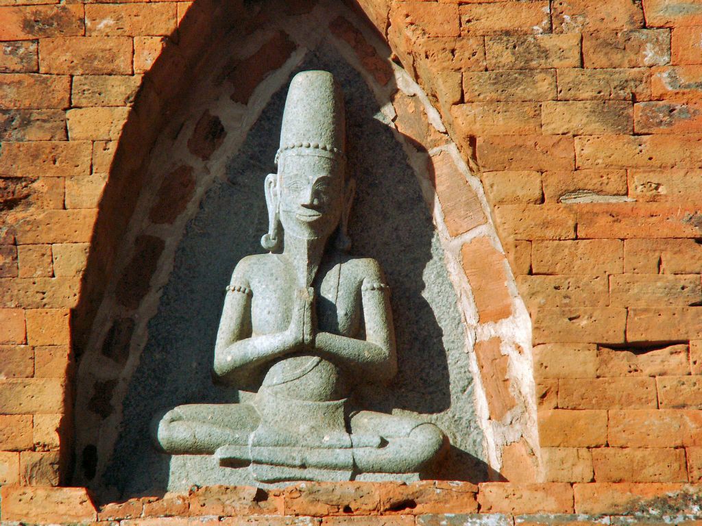 CAN THO -> NHA TRANG - een buddha beeld bij de Po Klong Garai Cham Towers (14e eeuw)
