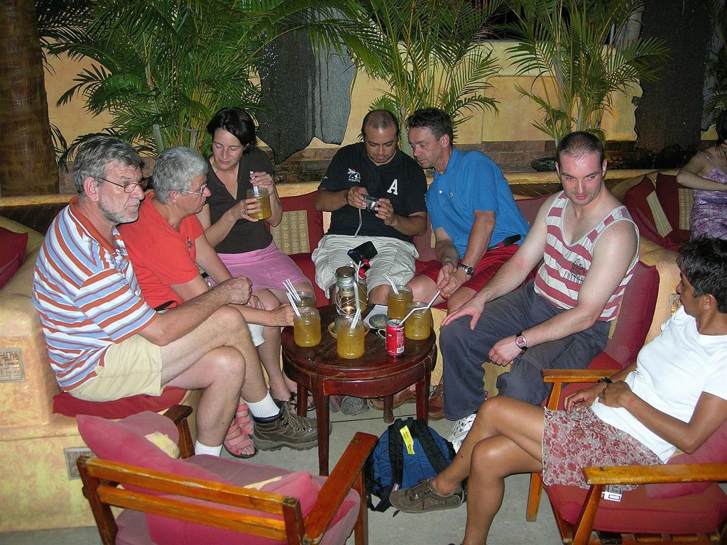 NHA TRANG - Carlos met groepsgenoten iets aan het drinken