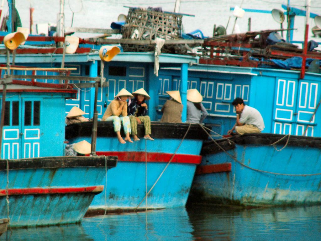 NHA TRANG -> QUINHON - enkele mensen bij een vissershaven
