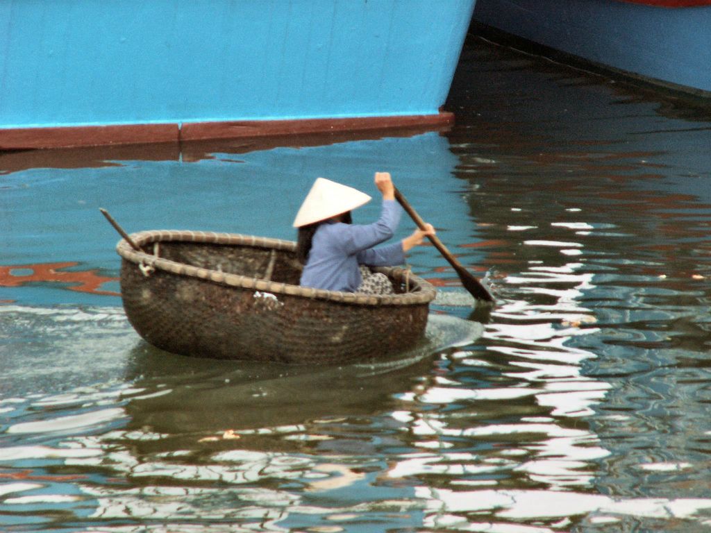 NHA TRANG -> QUINHON - een vrouw aan het varen