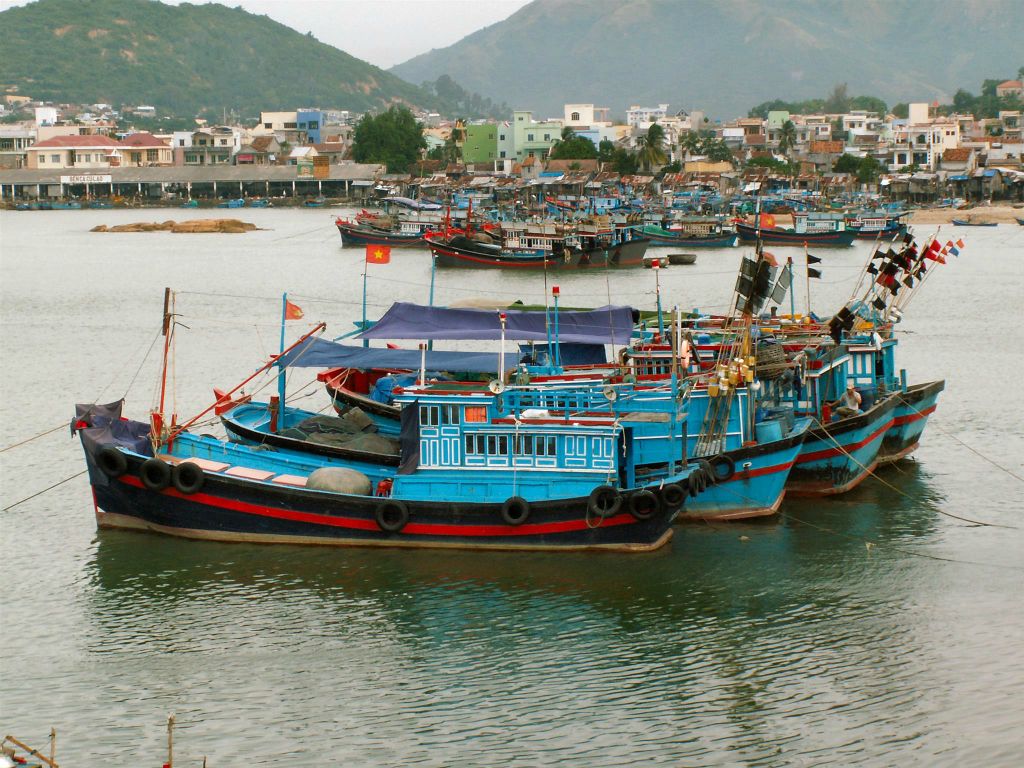 NHA TRANG -> QUINHON - enkele boten bij een vissershaven