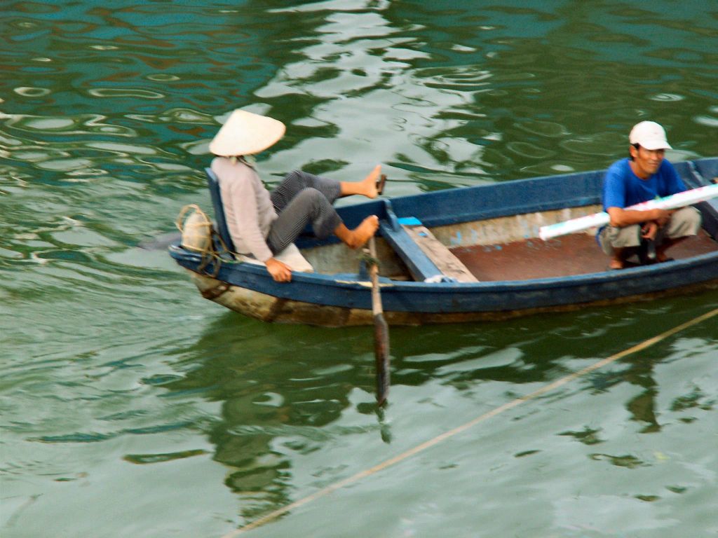 NHA TRANG -> QUINHON - een man die aan het roeien is met zijn voeten