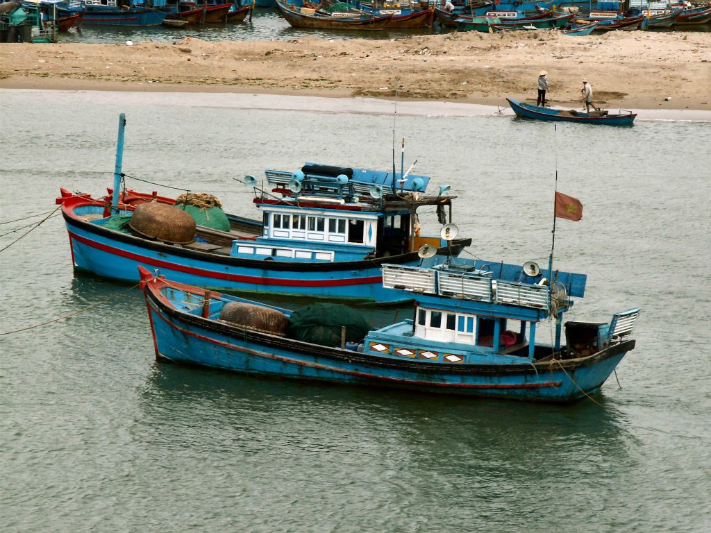 NHA TRANG -> QUINHON - enkele boten bij een vissershaven