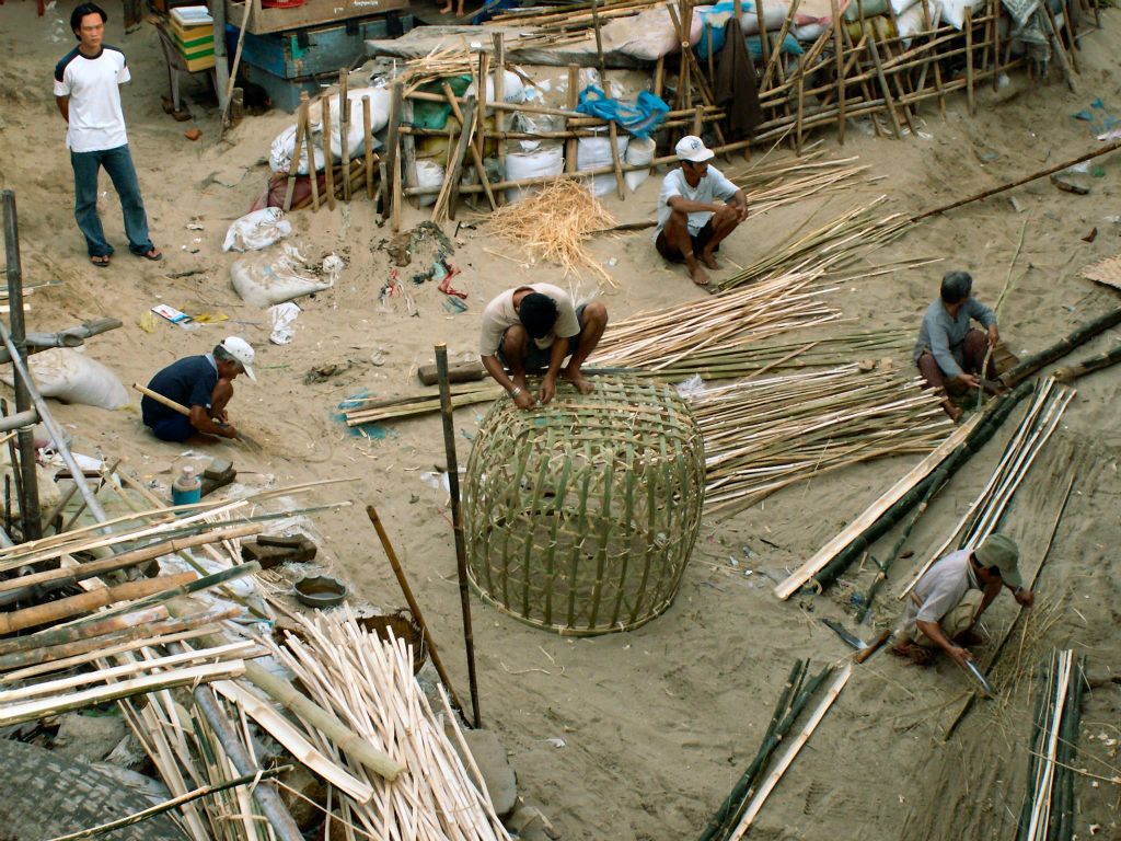 NHA TRANG -> QUINHON - het maken van een bamboo korf bij een vissershaven
