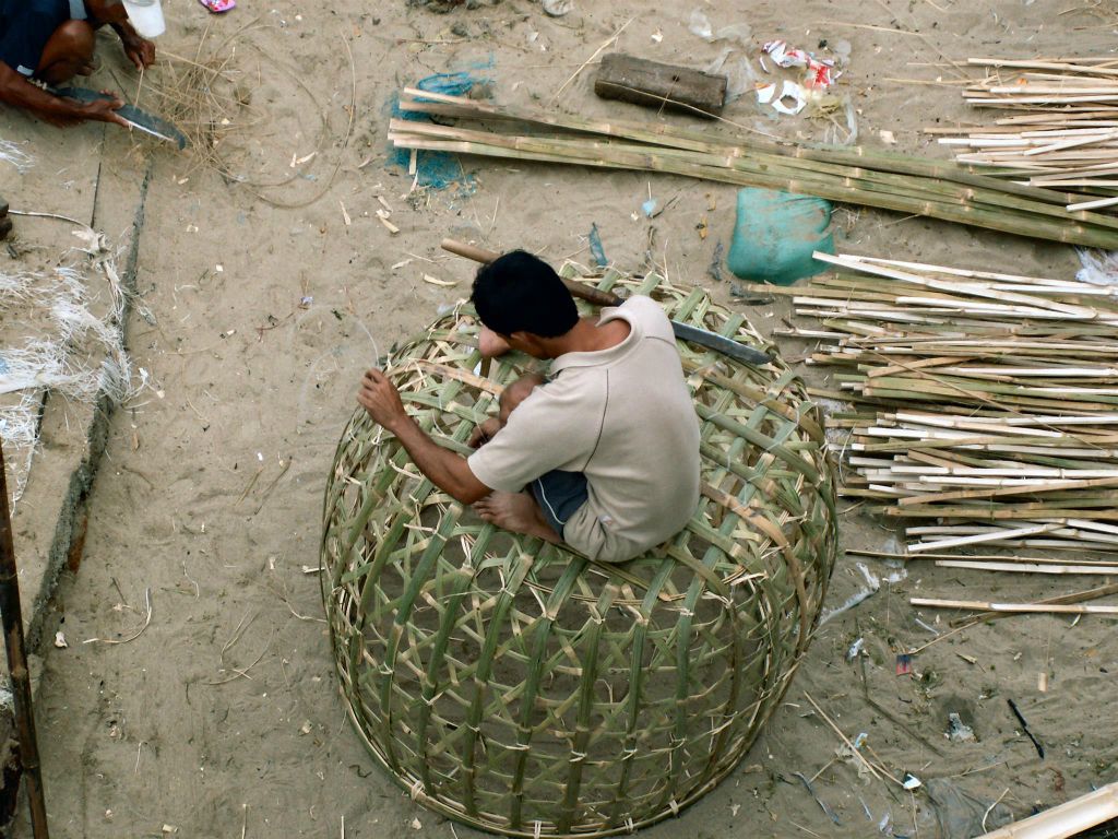 NHA TRANG -> QUINHON - het maken van een bamboo korf bij een vissershaven