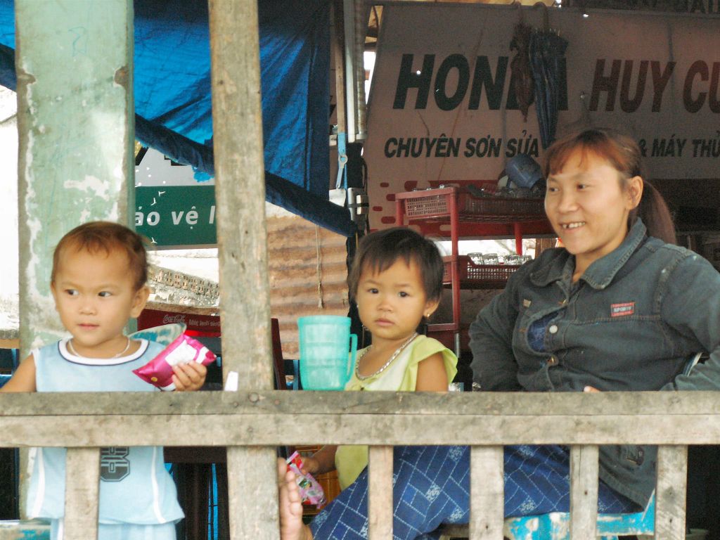NHA TRANG -> QUINHON - een moeder met twee kinderen bij een vissershaven