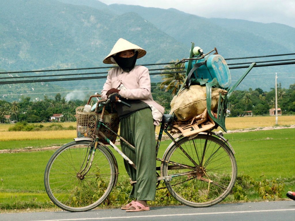 NHA TRANG -> QUINHON - een vrouw met een fiets