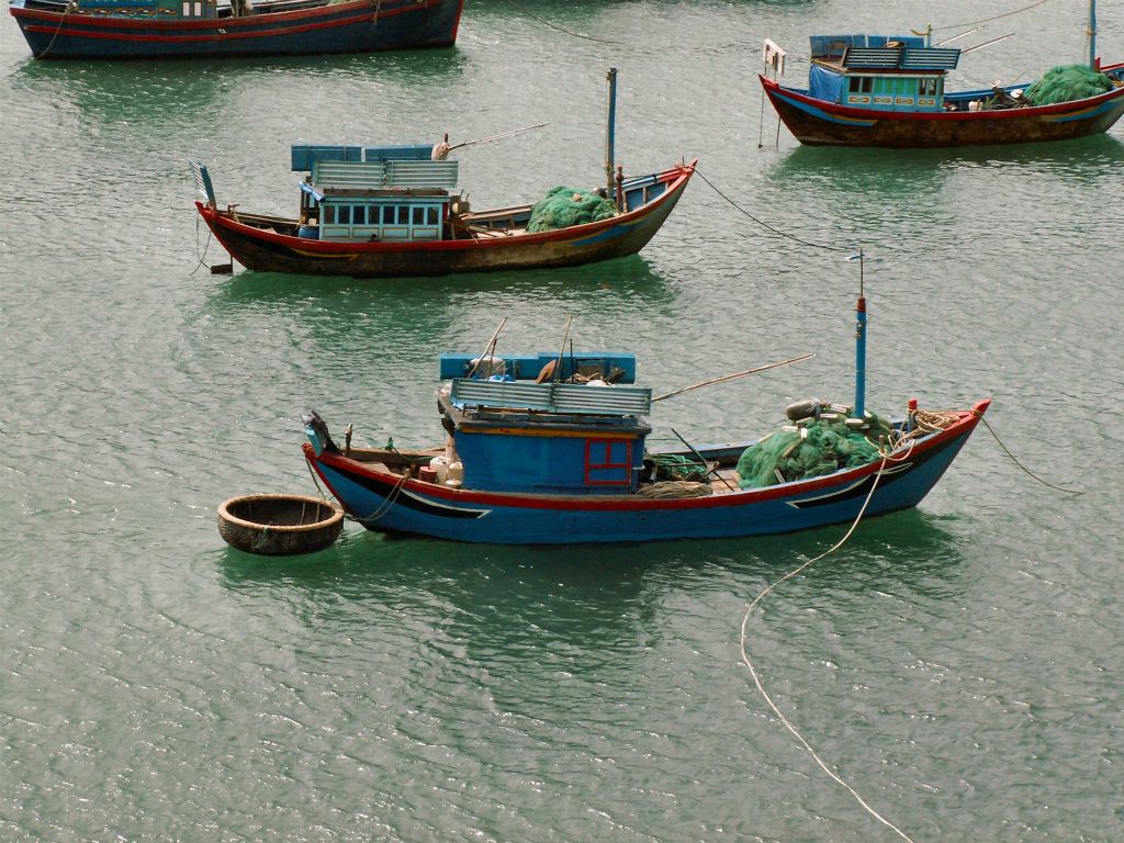 NHA TRANG -> QUINHON - enkele boten bij een haven