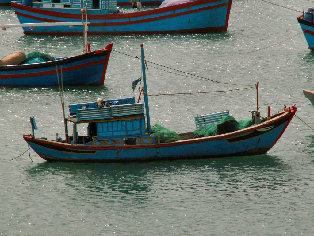 NHA TRANG -> QUINHON - enkele boten bij een haven