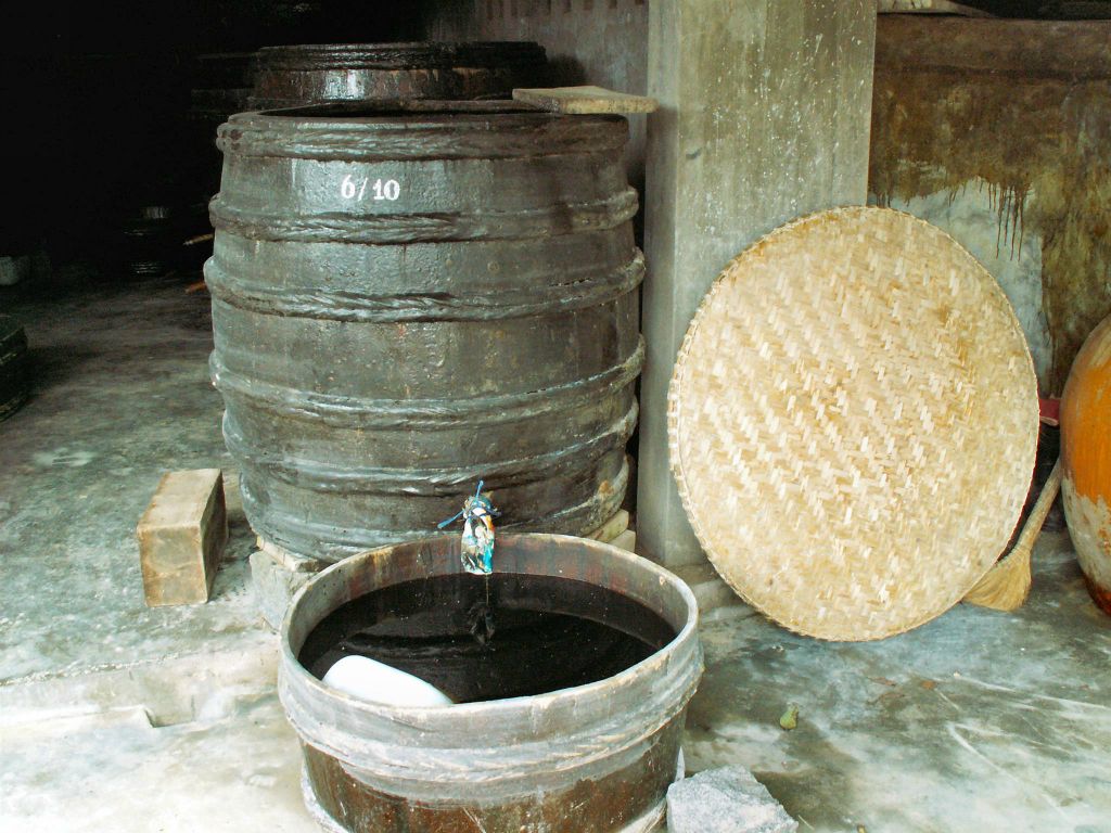 NHA TRANG -> QUINHON - een ton met visolie bij een visolie fabriekje