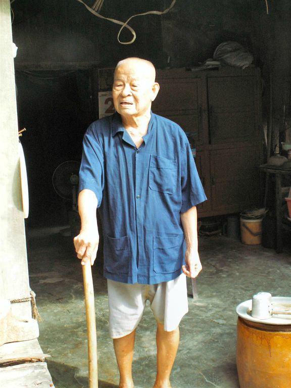 NHA TRANG -> QUINHON - de eigenaar van een visolie fabriekje