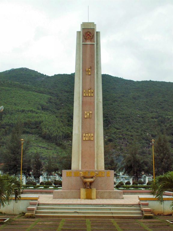 NHA TRANG -> QUINHON - een monument bij een miltaire begraafplaats