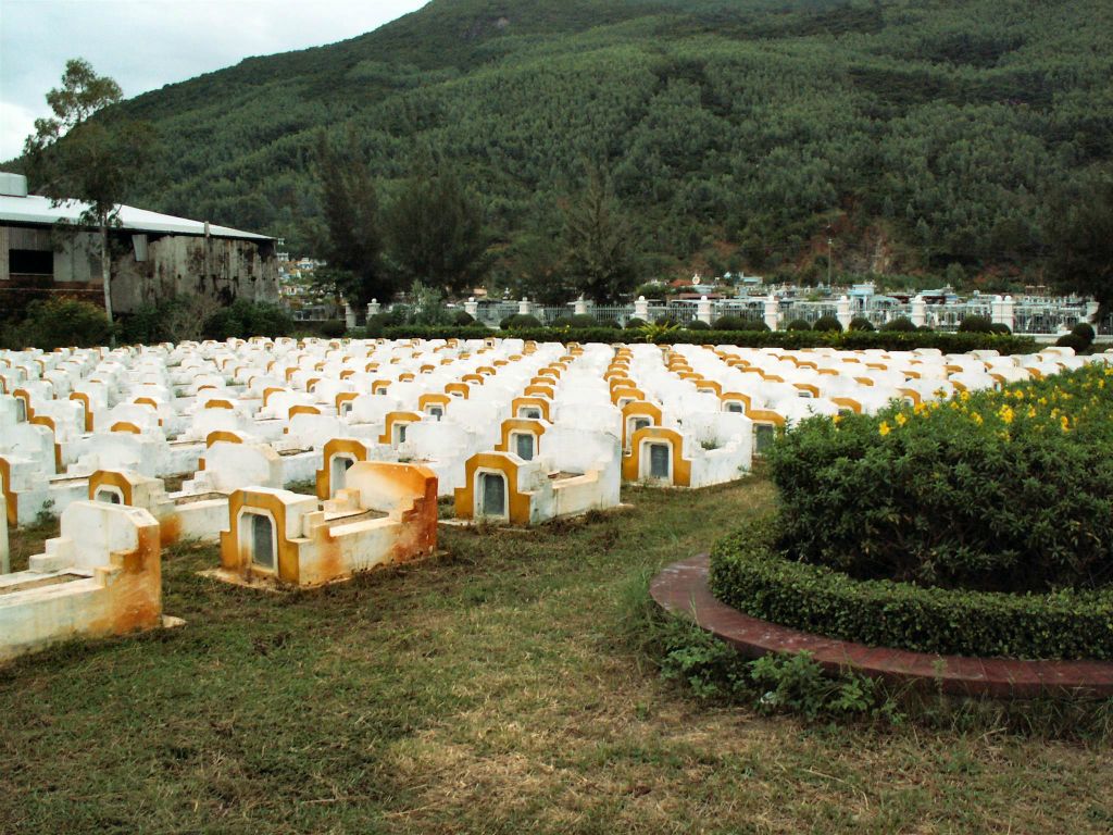 NHA TRANG -> QUINHON - vele graven op een miltaire begraafplaats