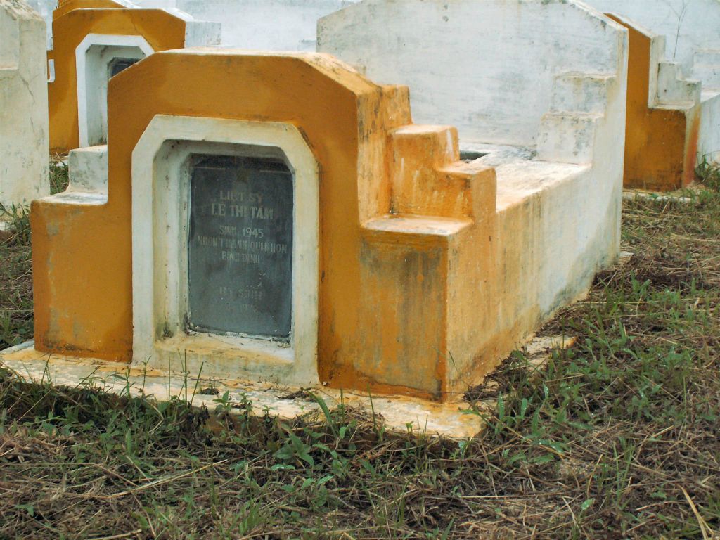 NHA TRANG -> QUINHON - een graf op een miltaire begraafplaats