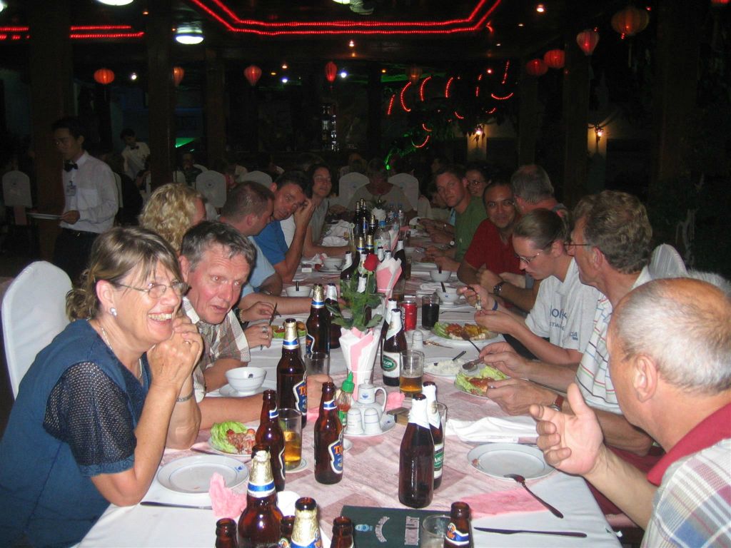 QUINHON - de hele groep in een restaurant