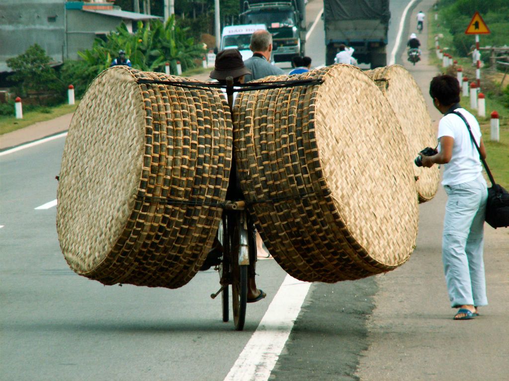 QUINHON -> HOI AN - een fiets beladen met grote bamboe manden