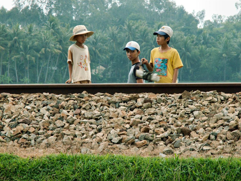 QUINHON -> HOI AN - drie kinderen langs een spoorlijn