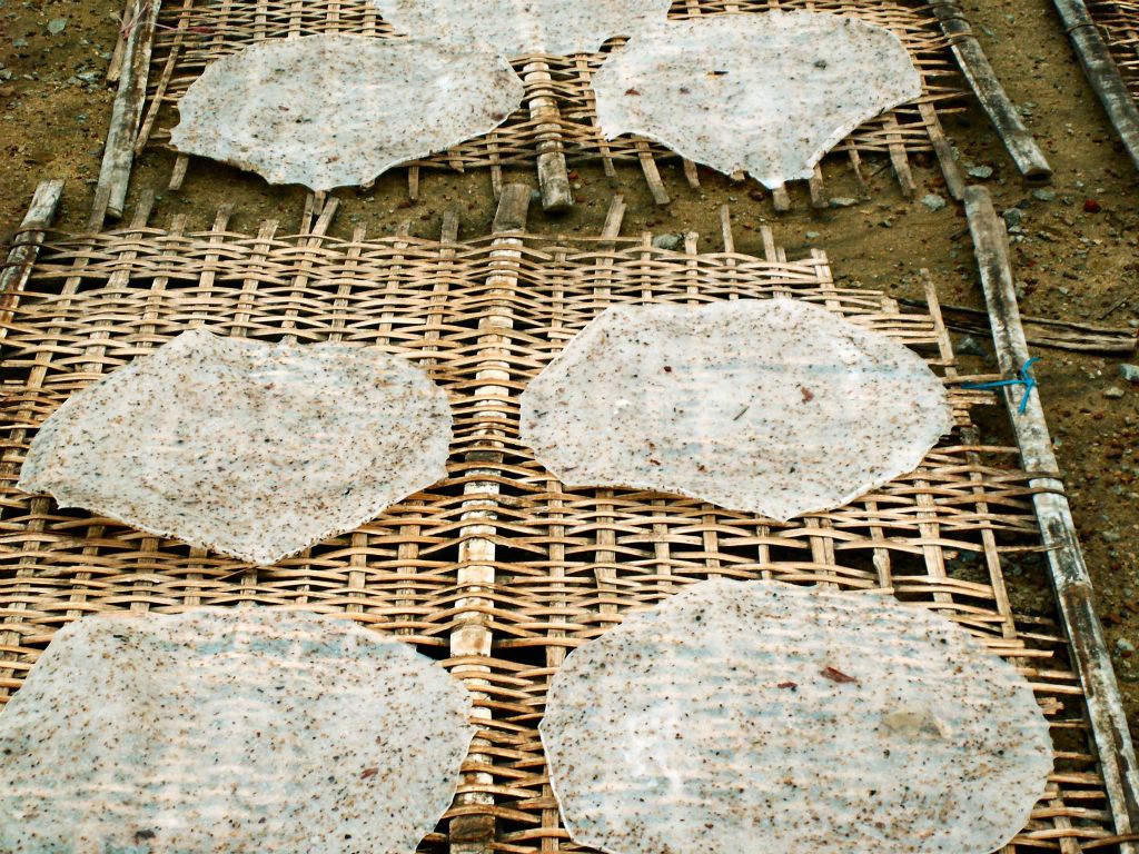 QUINHON -> HOI AN - het drogen van kroepoek in een kroepoek fabriekje